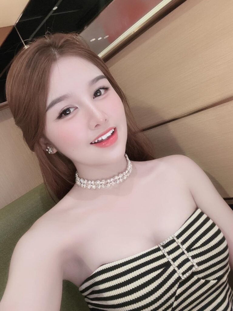 Gái Xinh Không Nội Y Tỏa Sáng Hình Thể Quyến Rũ Trong Mùa Hè Sôi Động